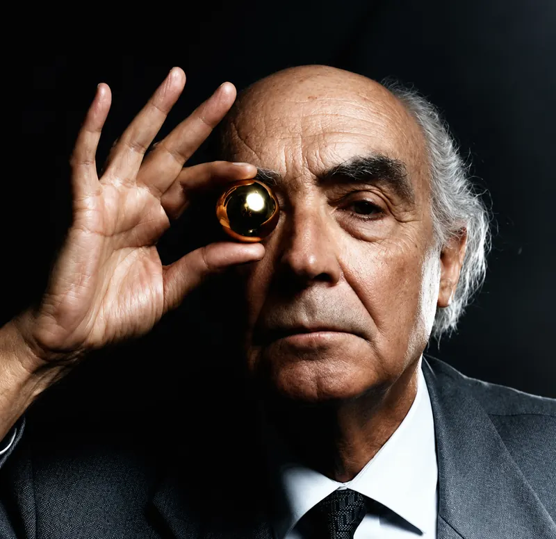 José Saramago se cubre un ojo con una esfera dorada, para el curso sobre Ensayo sobre la ceguera